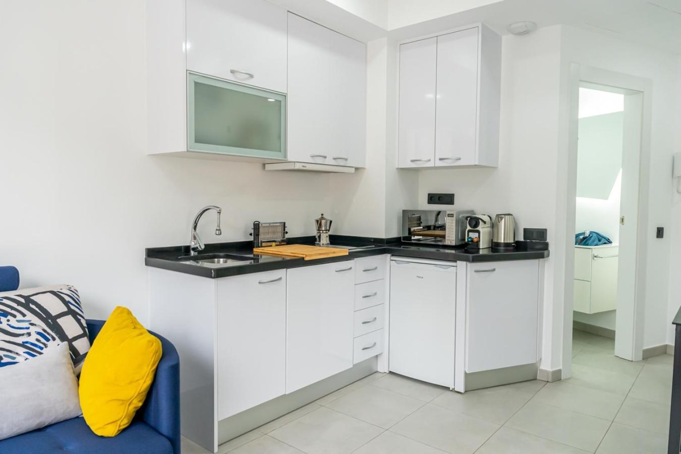 Modern Wave Escape With Private Parking And Rooftop Pool By Namaste Elite Apartment