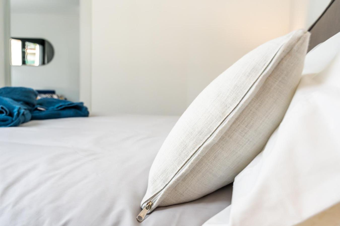Modern Wave Escape With Private Parking And Rooftop Pool By Namaste Elite Apartment