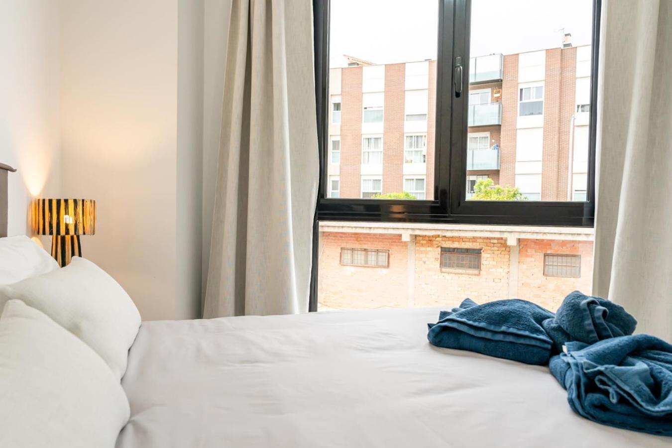 Modern Wave Escape With Private Parking And Rooftop Pool By Namaste Elite Apartment *