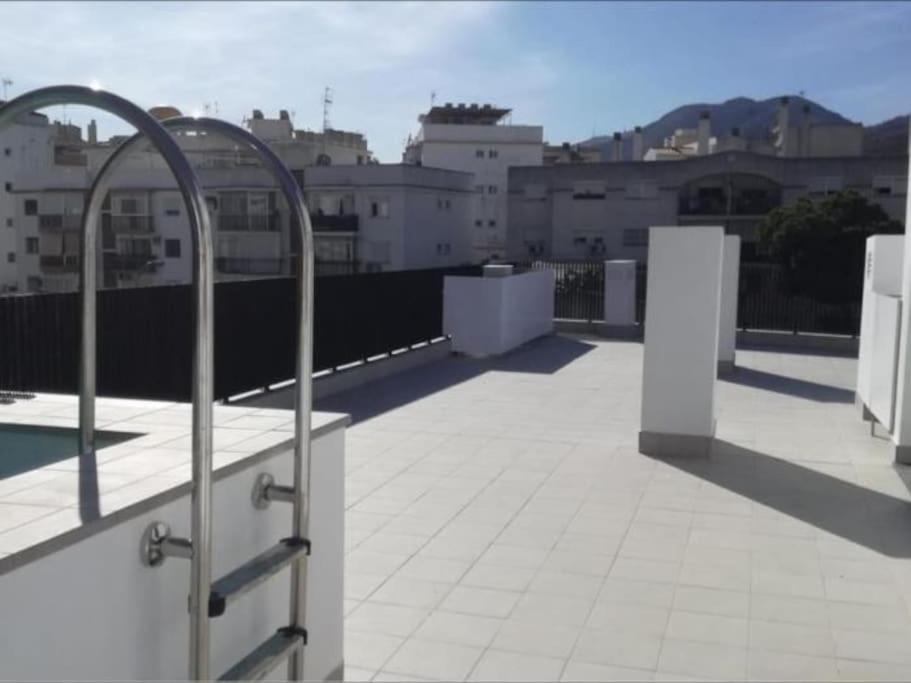 Modern Wave Escape With Private Parking And Rooftop Pool By Namaste Elite Apartment *